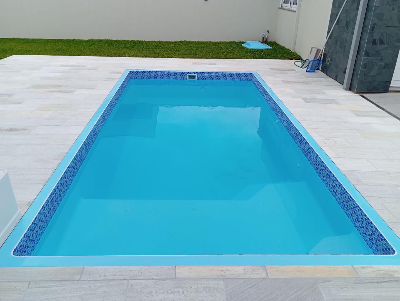 Piscina Praia com prainha, cascata e deck claro