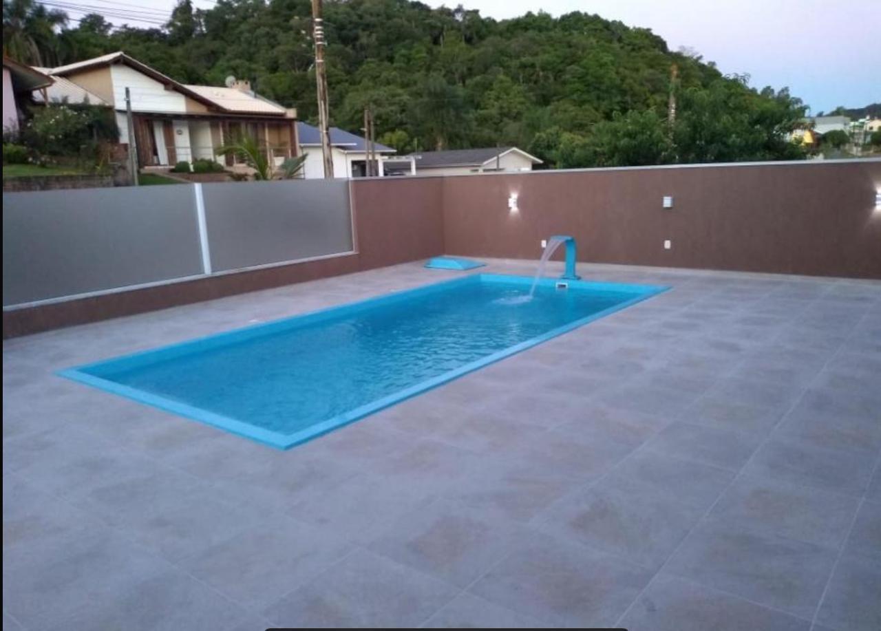 Piscina Jasmin com deck de madeira e espreguiçadeiras