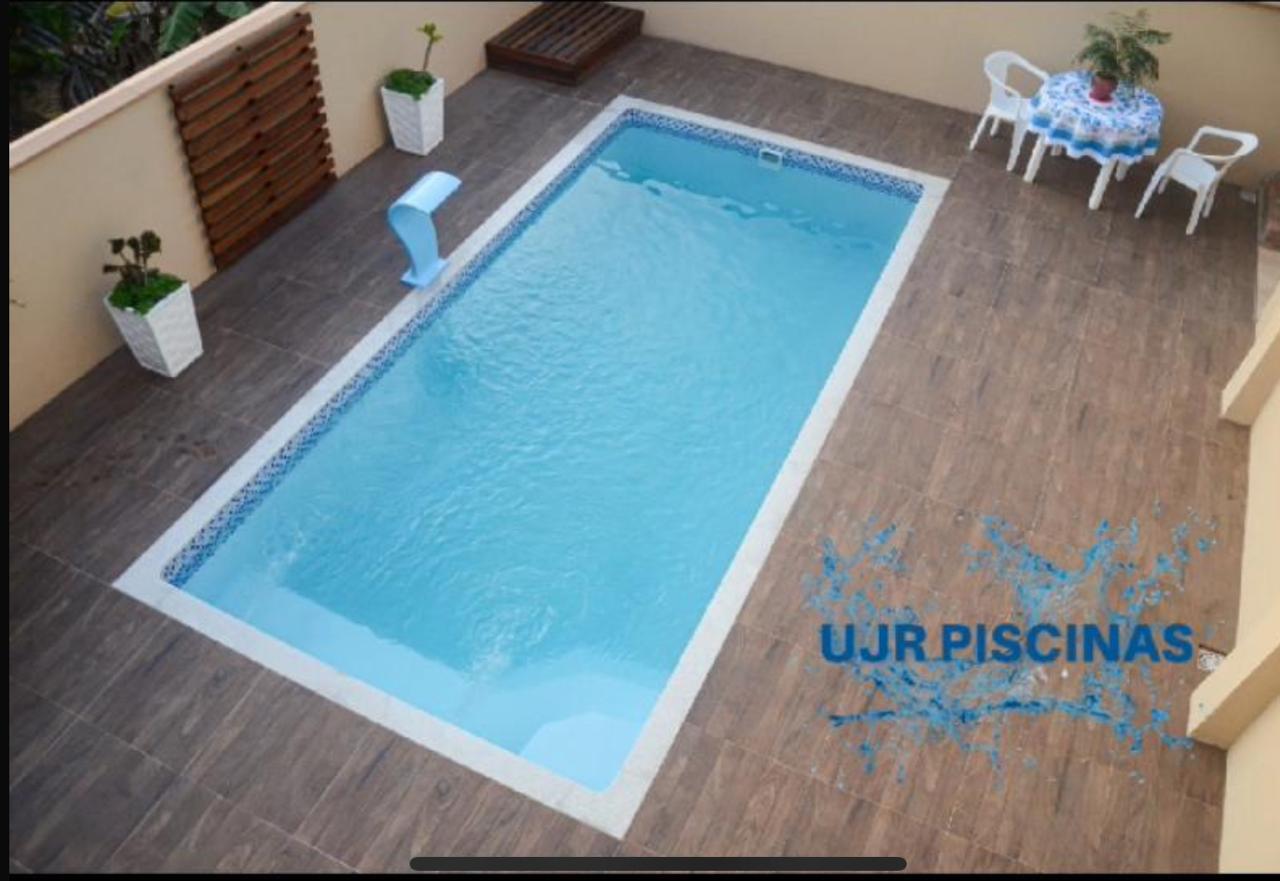 Piscina Havaí com deck amadeirado e cascata