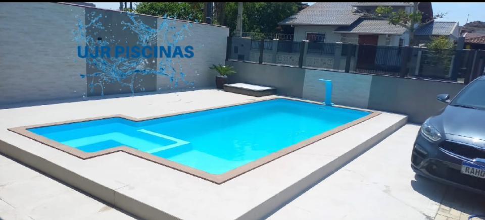 Piscina Bali com deck amplo ao lado de área gourmet