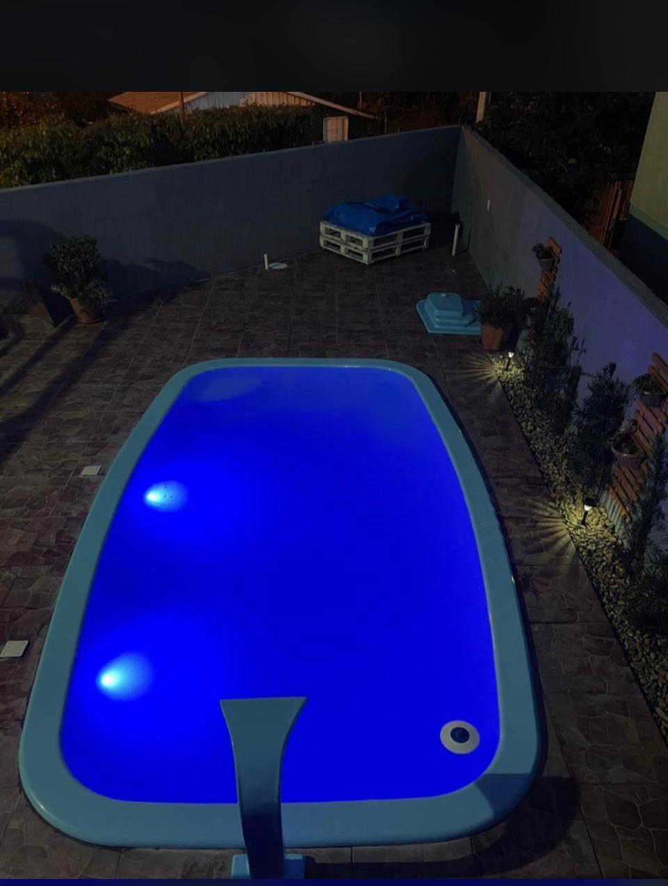 Piscina Cancún iluminada em azul durante a noite
