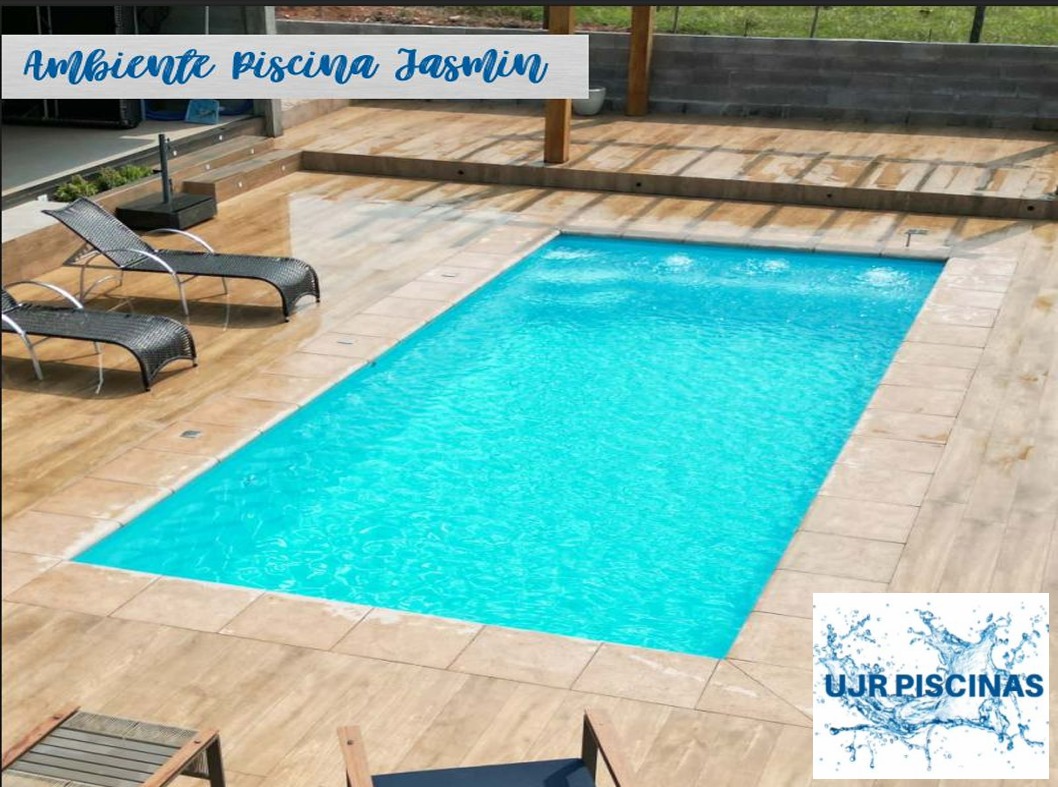 Piscina Jasmin com deck de madeira e espreguiçadeiras