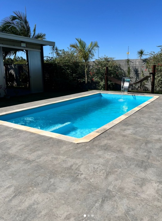Piscina de fibra Maragogi instalada em área externa com deck