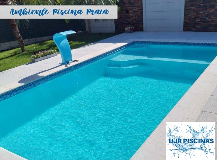 Piscina Praia com prainha, cascata e deck claro